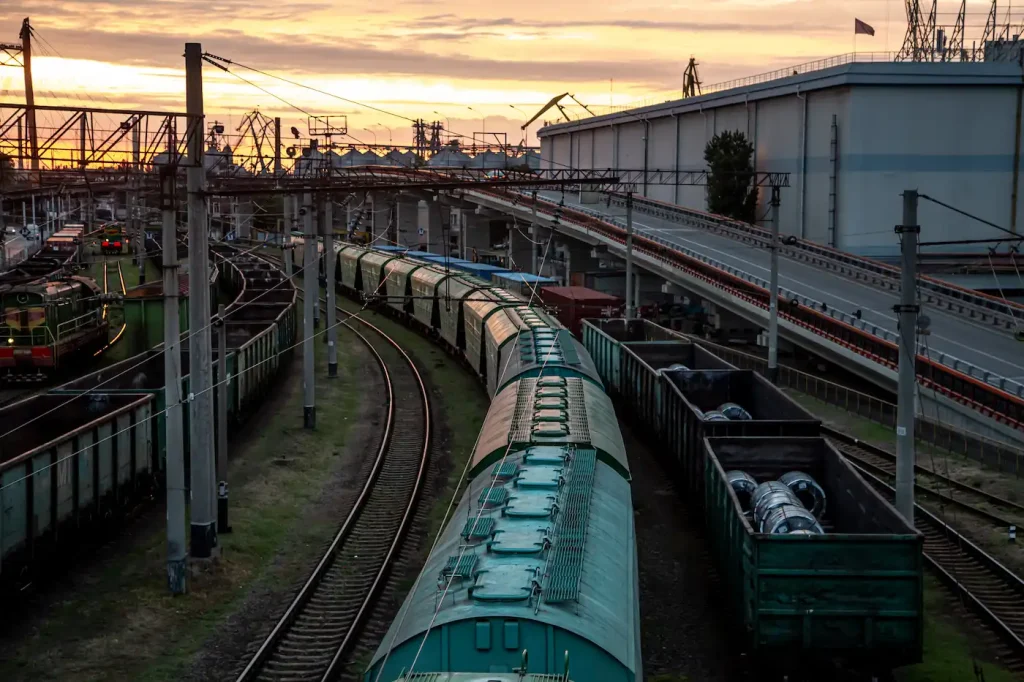tren cerca a parque industrial